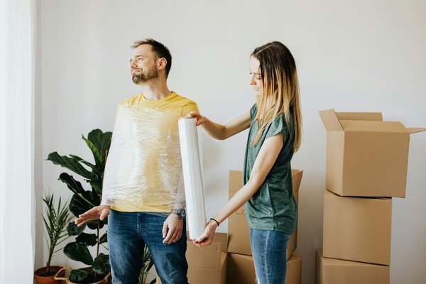 Quel type de barrière pour bébé est le plus adapté pour une ouverture de chambre au design moderne ?