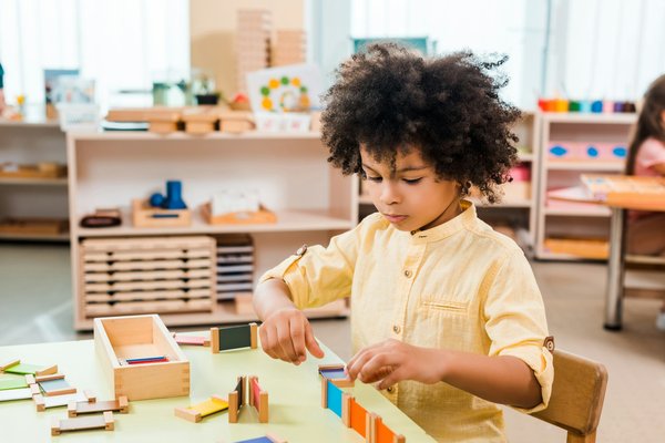 Mobilier montessori : créez un espace de jeux inspirant